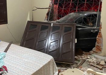 No Acre, mulher atinge residência após tentar atropelar namorado com carro