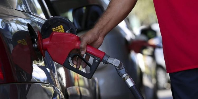 Preço do litro da gasolina reduz e fica abaixo de R$ 6 em Rio Branco