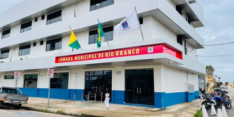 Rio Branco vai gastar mais de R$ 1 milhão por ano para manter salários e benefícios dos vereadores