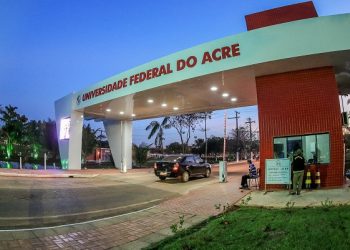 Estudantes da Ufac realizam Assembleia Geral para tratar sobre número baixo de bolsas ofertadas pela Proaes