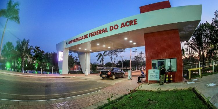 Estudantes da Ufac realizam Assembleia Geral para tratar sobre número baixo de bolsas ofertadas pela Proaes