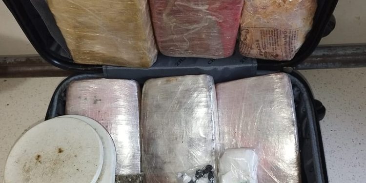 Trio é preso com mais de 6kg de drogas no bairro Vitória