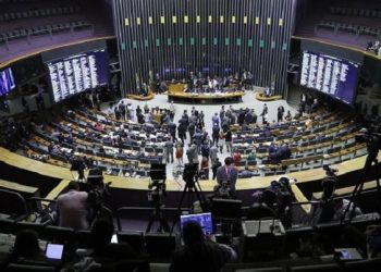 Câmara aprova projeto que pune discriminação de políticos