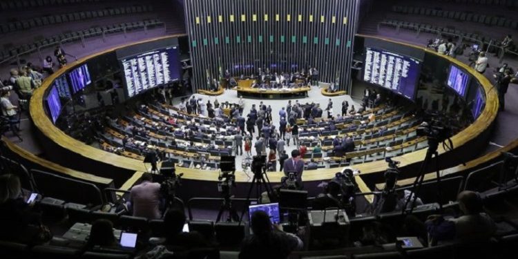 Câmara aprova projeto que pune discriminação de políticos