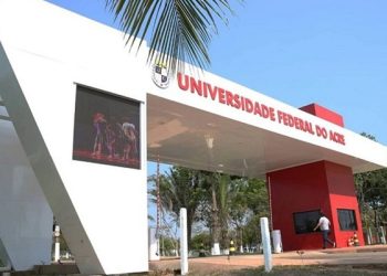 Estudantes e docentes da Ufac realizam ato para tratar sobre número de bolsas estudantis e transparência da reitoria