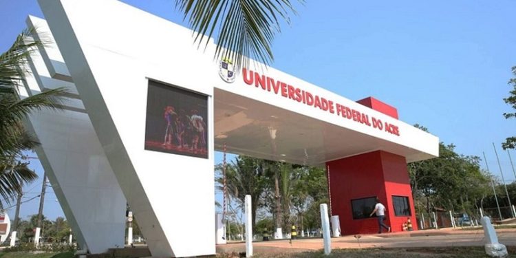 Estudantes e docentes da Ufac realizam ato para tratar sobre número de bolsas estudantis e transparência da reitoria