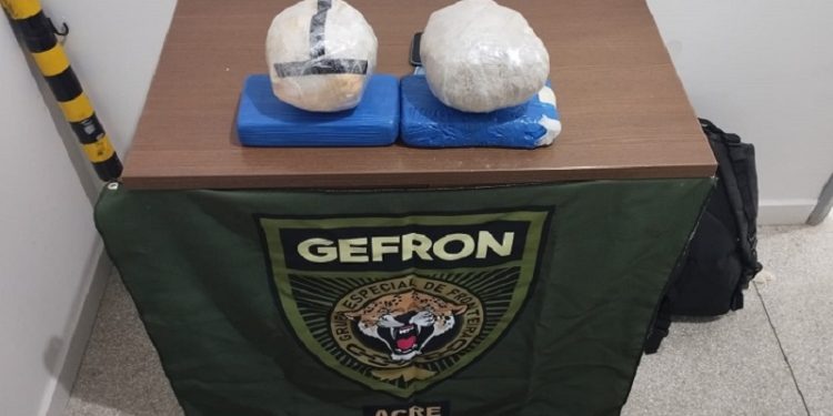 Passageiro de táxi é preso com mais de 4 kg de drogas no interior do Acre