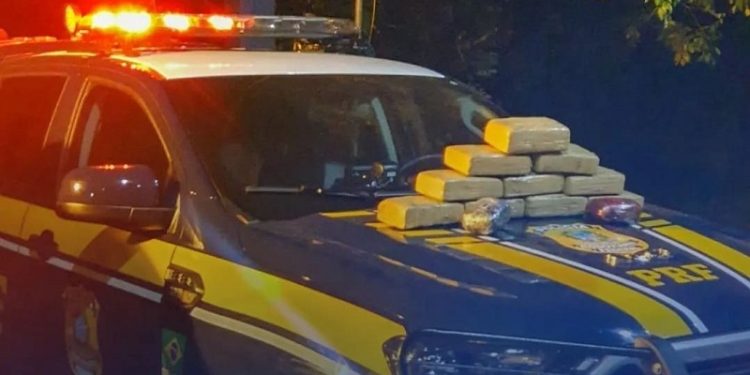 Dois homens são presos durante fiscalização em ônibus em Rio Branco; mais de 12 kg de drogas apreendidos