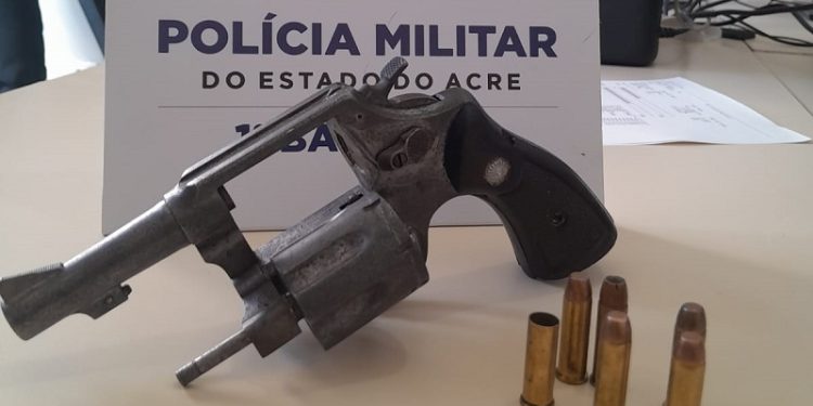 Homem se esconde em forro de casa após assaltar dois pedreiros em Rio Branco