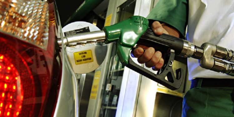 Aumento no imposto federal faz preços da gasolina e etanol subirem; entenda