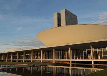 Crises, conflitos entre os poderes e a (antidemocrática) hipertrofia do Legislativo