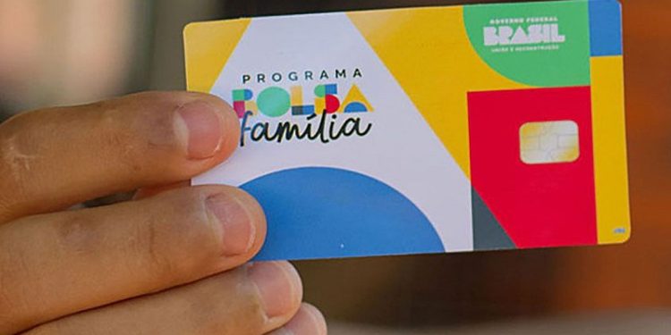 Bolsa Família paga valor extra e benefício é o maior da história
