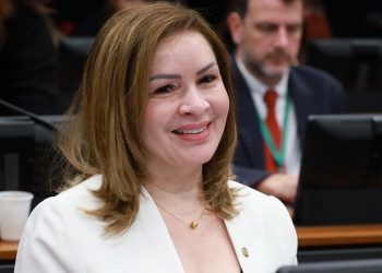 Deputada Socorro Neri defende que transição climática é urgente em Assembleia Nacional da França, em Paris