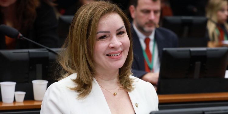 Deputada Socorro Neri defende que transição climática é urgente em Assembleia Nacional da França, em Paris