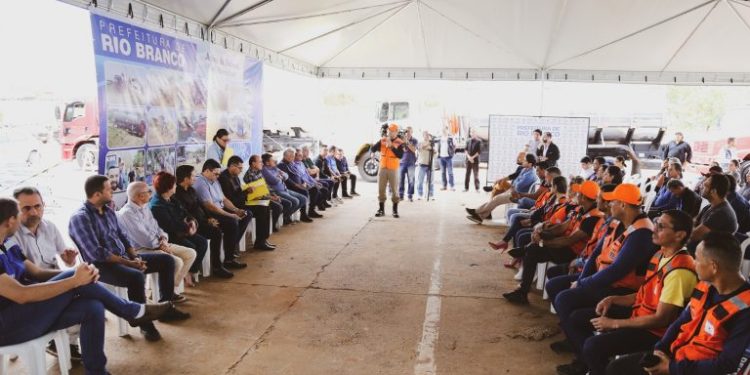 Operação Estiagem vai atender quase 4 mil famílias com o abastecimento de água em Rio Branco