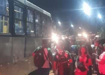 Em Rio Branco, adolescentes são arremessados de ônibus em movimento após porta abrir
