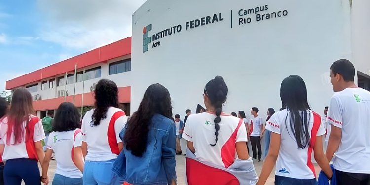 Ifac abre seleção para professor substituto; remuneração de até R$ 6,3 mil