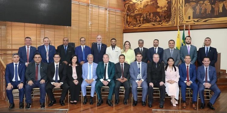 Salário dos deputados estaduais do Acre deve aumentar quase R$ 4 mil até 2026; saiba mais