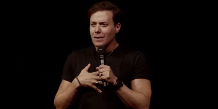 Ministério Público Federal investiga homotransfobia cometida pelo pastor André Valadão