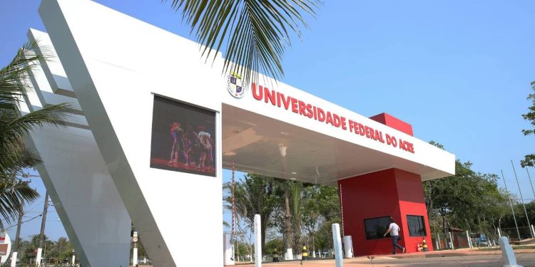 Ufac abre inscrições para contratação de professor substituto; salários de até R$ 7 mil