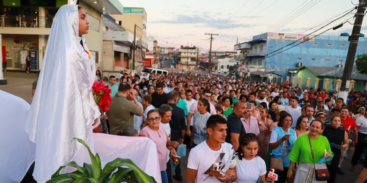 Cerca de 50 mil pessoas vão às ruas em procissão para Nossa Senhora da Glória no Acre