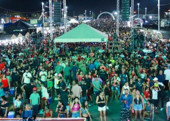 Noite de abertura do Festival do Açaí leva multidão às ruas de Feijó; confira