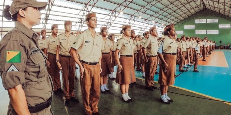 Alunos do Colégio Militar Tiradentes vencem etapa estadual de robótica em Rio Branco