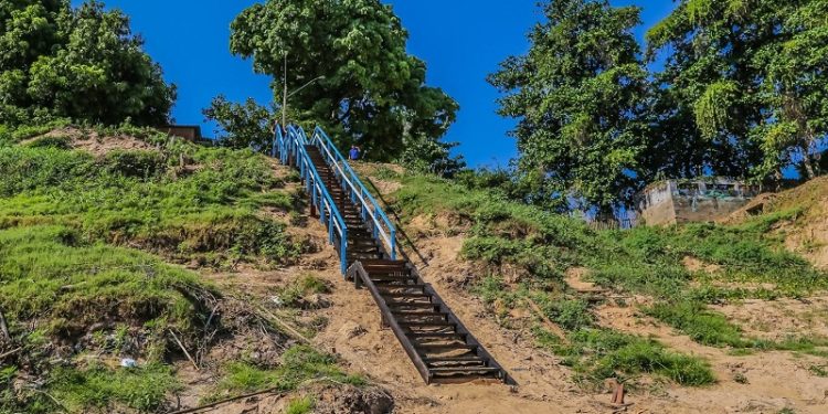 Escadarias de acesso à catraias no Rio Acre são revitalizadas em Rio Branco