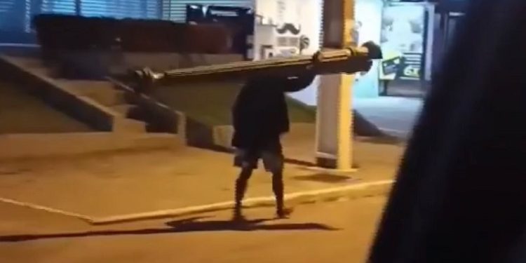 Homem é preso ao furtar poste de energia no interior do Acre