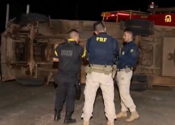 Carro forte tomba e atinge veículo que vinha em sentido contrário em Rio Branco