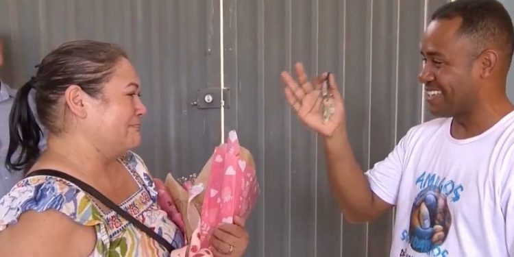 Mulher ganha casa de projeto solidário após perder residência e marido em incêndio em Rio Branco