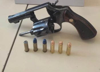 Garupa é flagrado pela polícia sem capacete e ao tentar fugir é preso por porte ilegal de arma de fogo em Rio Branco