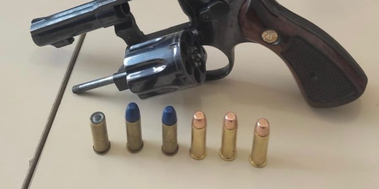 Garupa é flagrado pela polícia sem capacete e ao tentar fugir é preso por porte ilegal de arma de fogo em Rio Branco