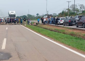 Moradores do ramal do Romão interditam BR-364 e protestam contra Prefeitura de Rio Branco pela falta de pavimentação