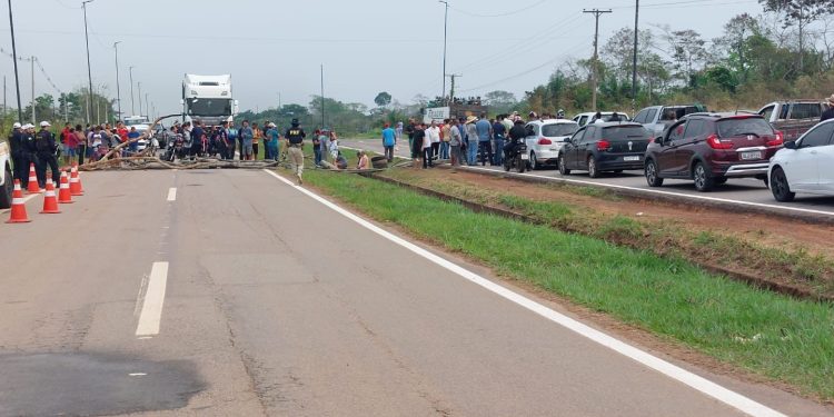Moradores do ramal do Romão interditam BR-364 e protestam contra Prefeitura de Rio Branco pela falta de pavimentação