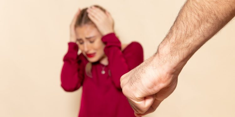 No Acre, sete em cada 10 ligações ao 190 no final de semana são para denunciar casos de violência doméstica