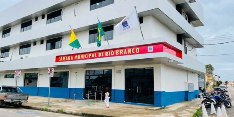 Tribunal de Contas do Acre alerta que aumento de salários de agentes políticos de Rio Branco é ilegal; entenda