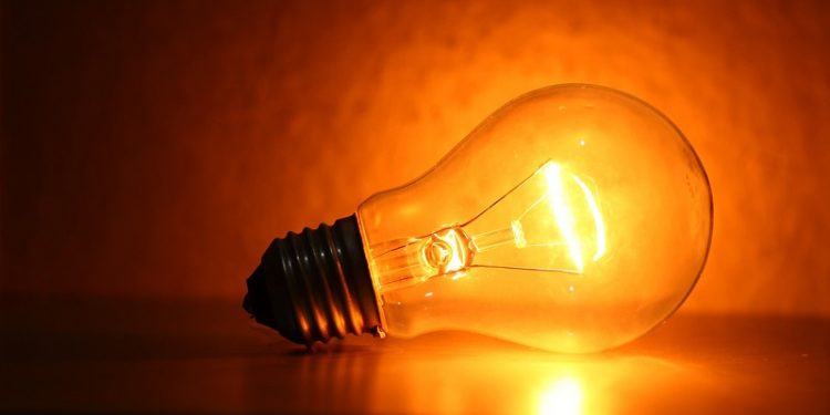 Veja dicas para diminuir o custo na conta de energia durante verão no Acre