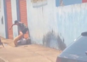 Homem flagrado agredindo mulher durante tentativa de assalto rompe tornozeleira e está foragido