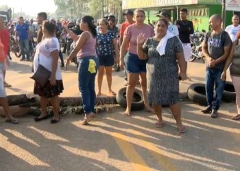 Rodovia estadual AC-40 é interditada por moradores de quatro ramais em Rio Branco