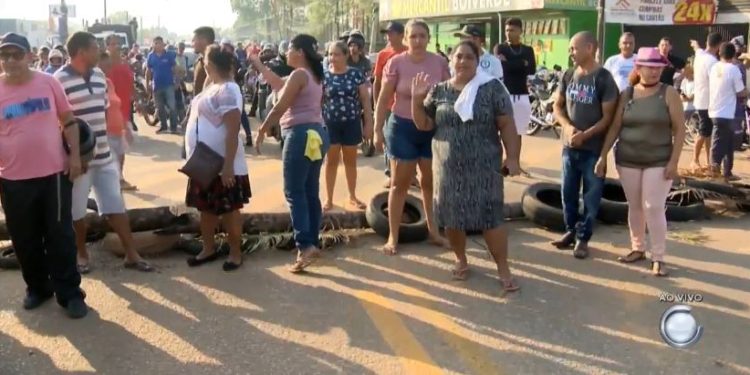 Rodovia estadual AC-40 é interditada por moradores de quatro ramais em Rio Branco