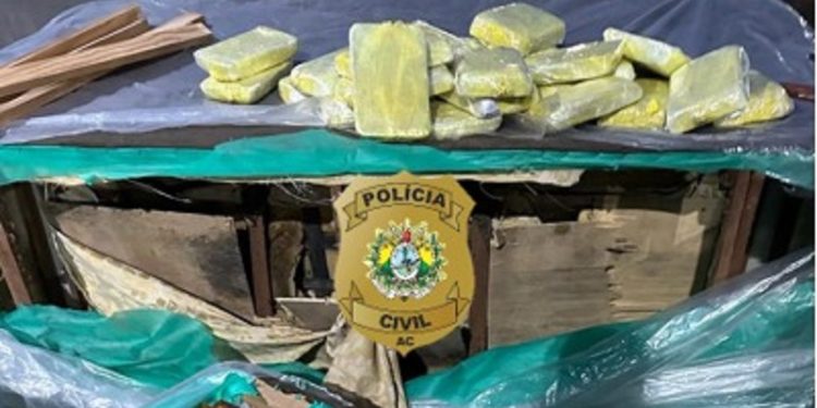 No Acre, caminhoneiro é preso ao transportar 33 kg de cocaína dentro de sofá e cama box