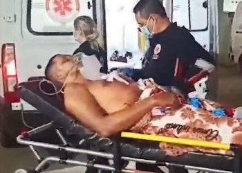 No Acre, homem é atingido no peito após jogar faca em cachorro e objeto retornar