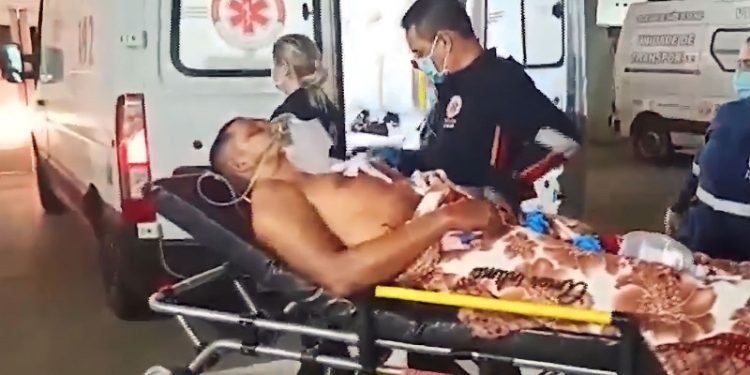 No Acre, homem é atingido no peito após jogar faca em cachorro e objeto retornar