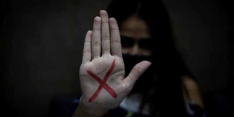 Brasil tem média de três feminicídios por dia e uma mulher morta a cada quase 7 horas