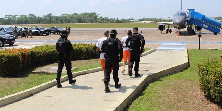Presidiários envolvidos na rebelião em presídio de Rio Branco são transferidos para outros estados