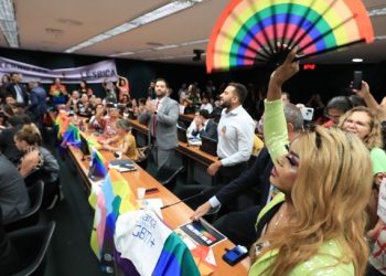 Comissão adia votação sobre proibição do casamento entre pessoas do mesmo sexo