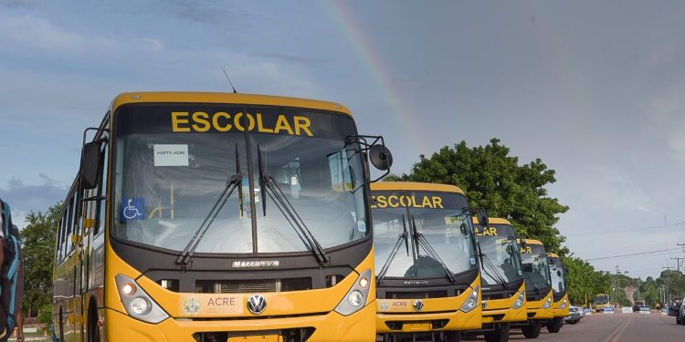Motoristas de ônibus escolar infantil do Acre vão realizar paralisação por falta de pagamentos