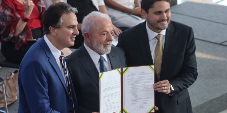 Estudantes do ensino médio terão bolsa para permanecer na escola