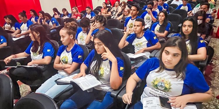 Pré-Enem Legal vai promover aulões online e transmissões ao vivo, via internet